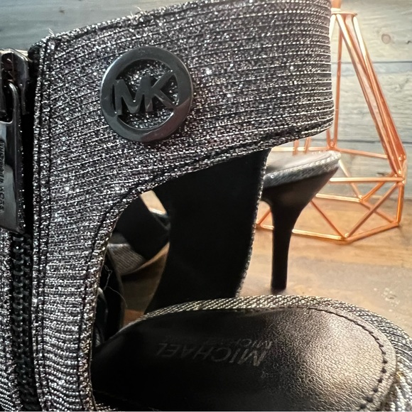 NWOT & Rare Size 9 Michael Michael Kors Meadow Mid Pump Silver - Picture 4 of 7